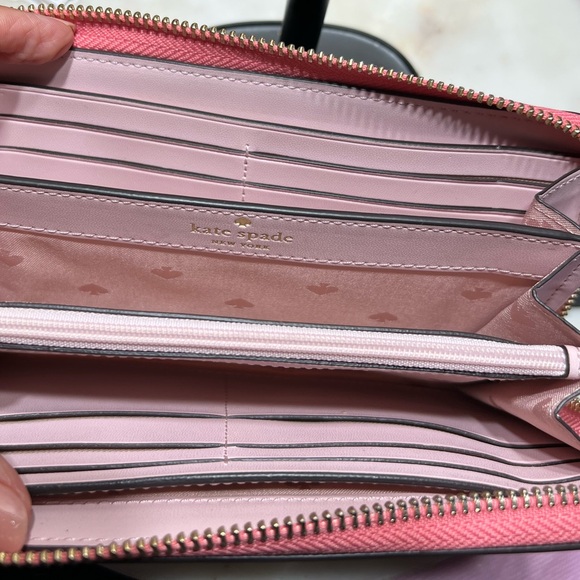 Kate Spade New York
PICNIC IN THE PARK LARGE CONTINENTAL WALLET 🍓LIMITED EDITION - Picture 12 of 13